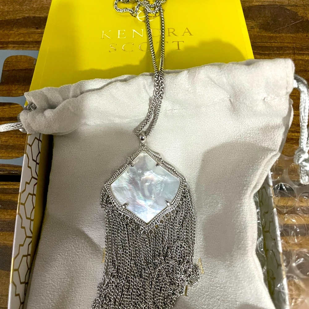 Kendra Scott Kingston necklace mother of pearl worn once excellent condition!